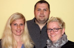 Katja Peters, Nina Jensen (v.l) und Henning Gömer sind das OrgaTeam für den Dorfflohmarkt 2016